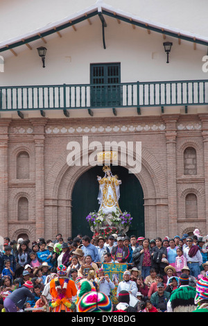 Pérou, Calca, danseurs et hommes du village en face de l'église avec la Vierge Marie statue au cours d'accession à la Virgin Festival Banque D'Images