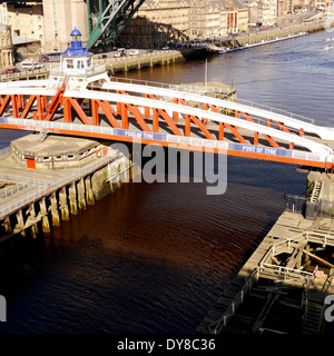 Pont tournant - un des nombreux ponts enjambant la rivière Tyne, Newcastle, Angleterre, Royaume-Uni Banque D'Images