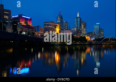 L'Australie, Melbourne, Victoria, l'humeur, d'horizon, l'eau, la nuit Banque D'Images