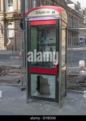 Téléphone vandalisé fort ou d'un kiosque de verre brisé Newcastle porte North East England UK Banque D'Images