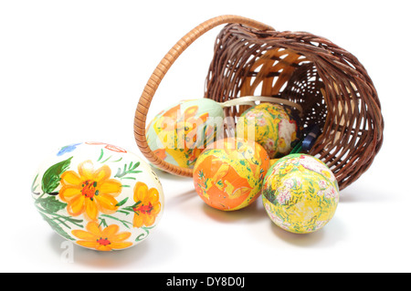 Libre d'oeufs de Pâques peints colorés en annulé panier en osier, décoration de Pâques. Isolé sur fond blanc Banque D'Images