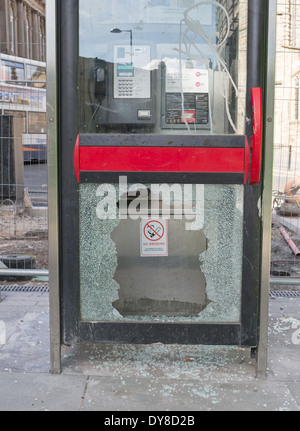 Téléphone vandalisé fort ou d'un kiosque de verre brisé Newcastle porte North East England UK Banque D'Images