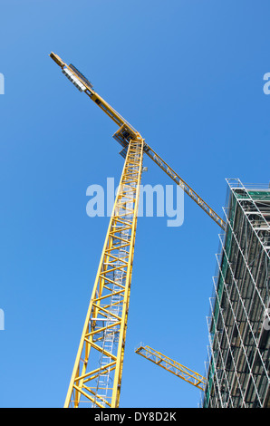 Bâtiment jaune crane et construction d'une maison en ville Banque D'Images