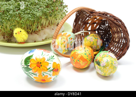 Libre d'oeufs de Pâques peints colorés en annulé panier en osier vert frais et cresson, cresson, décoration de Pâques Banque D'Images