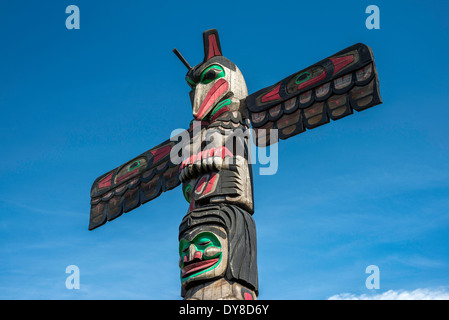 Raven's Gift, totem par Doug LaFortune aka William Horne, Duncan, Cowichan Valley, l'île de Vancouver, British Columbia Canada Banque D'Images