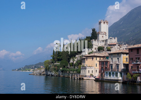 Vue sur le lac à Malcesine village, le lac de Garde, Italie, Europe Banque D'Images