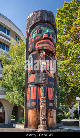 Homme de cèdre à la sortie du journal, totem par Richard Hunt in Duncan, île de Vancouver, Colombie-Britannique, Canada Banque D'Images