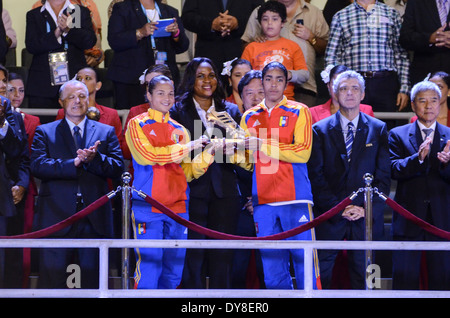 Deyna joueurs Venezuela Castellanos (à gauche) et Gabriela GarcÃ-a, Adidas Golden Boot Award en tant que top scorers de la tournamen Banque D'Images