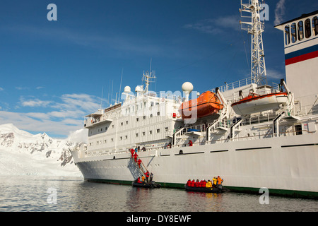 La péninsule antarctique et l'Akademik Sergey Vavilov, un renforcement de la glace sur un navire de croisière expédition en Antarctique Banque D'Images