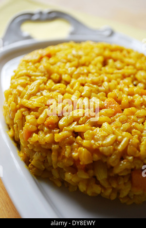 Risotto à la citrouille avec du riz brun, de l'oignon et le curry servi sur plat blanc Banque D'Images