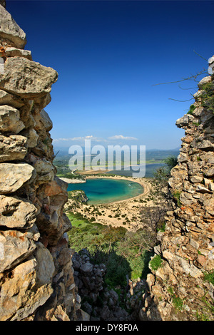 Célèbre plage de Voidokoilia vu de Palaiokastro ('vieux château') de Navarin (Pylos), Messénie, Péloponnèse, Grèce Banque D'Images