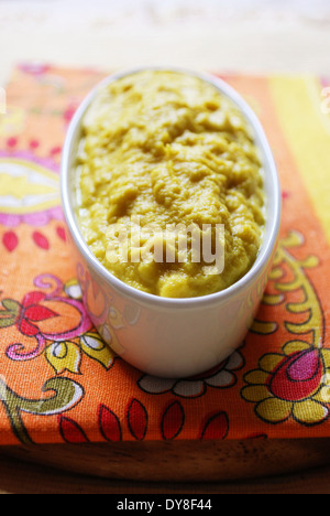 Crème de céleri-rave mélangée avec du curcuma, poivre et curry Banque D'Images