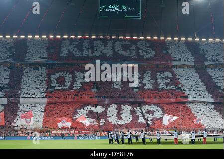 Munich, Allemagne, l'Allianz Arena. 09 avr, 2014. Quart de finale de la Ligue des Champions, deuxième jambe. Le Bayern Munich et Manchester United. De la bannière Bayern foule montre ROIS DE LA TASSE : Action Crédit Plus Sport/Alamy Live News Banque D'Images