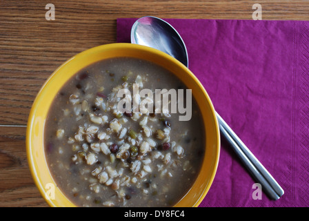 Avec un mélange de soupe au miso aromatisé haricots dans un bol d'orange Banque D'Images