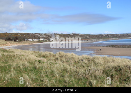 Port Eynon Bay Village, avec Horton et Oxwich Point au-delà, la péninsule de Gower, au Pays de Galles, Grande-Bretagne, Royaume-Uni, UK, Europe Banque D'Images