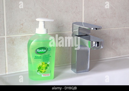 Radox Refresh Handwash Savon liquide dans un établissement de bains, UK Banque D'Images