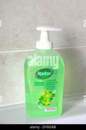 Radox Refresh Handwash Savon liquide dans un établissement de bains, UK Banque D'Images