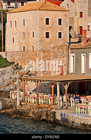 Taverne à Limeni, l'un des plus beaux villages de bord de la région de Mani, Laconie, Péloponnèse. Banque D'Images