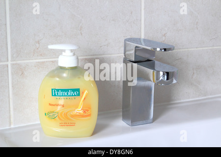 Palmolive Naturals Handwash Savon liquide dans un établissement de bains, UK Banque D'Images