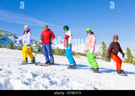 Les snowboarders et skieurs standing in a row Banque D'Images