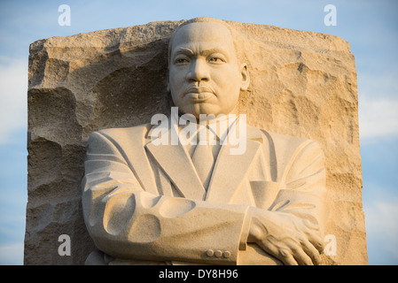 WASHINGTON DC, USA - La golden moments soleil du matin après le lever du soleil les captures la statue de Martin Luther King Jr à la Martin LUTHER KING Memorial sur le bassin de marée dans la région de Washington DC. Banque D'Images