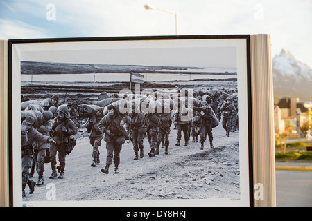 Un monument commémoratif de guerre photographique pour les soldats argentins tombés du conflit des Falklands à Ushuaia, Argentine, Amérique du Sud. Banque D'Images