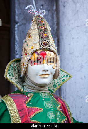 Close up de fou masqué en costume lumineux pendant le carnaval de Venise Banque D'Images