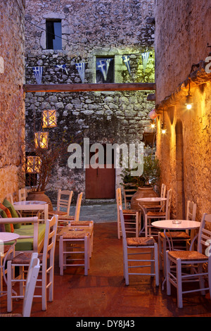 Café de l'atmosphère dans l'Areopolis, du vrai 'capital' de la région de Mani, Lakonia préfecture, Péloponnèse, Grèce Banque D'Images