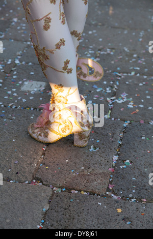 Close up de marcher pieds en collants et chaussures baroque brodé détail pendant la carnaval de Venise Banque D'Images