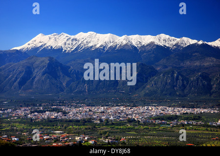 La ville moderne de Sparte, dans le 'shadow' d'imposer le Mont Taygète, Laconie, Grèce. Banque D'Images