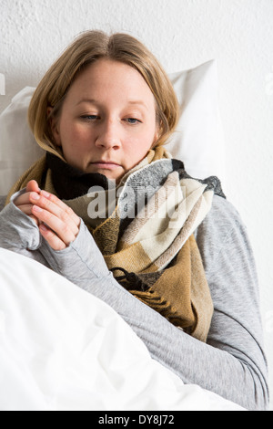 Jeune femme se sent mal, a un rhume, grippe, Lying in Bed Banque D'Images