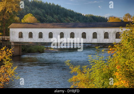 USA (Oregon), Lane County, pont couvert de Goodpasture et la rivière McKenzie. Banque D'Images