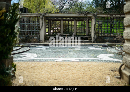 WASHINGTON DC, États-Unis — le Dumbarton Oaks Gardens, un domaine historique dans le quartier de Georgetown, présente de magnifiques jardins paysagers et une architecture historique. Conçus par l'architecte paysagiste de renom Beatrix Farrand, ces jardins offrent une variété d'espaces thématiques, y compris des terrasses, des vergers et des jardins formels. Dumbarton Oaks est un exemple notable de la conception de jardins américains du début du XXe siècle. Banque D'Images