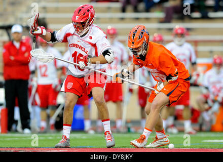 Ithaca, New York, USA. 8Th apr 2014. 8 avril 2014 : le milieu de terrain Big Red de Cornell Doug Tesoriero (16) et de Syracuse Orange sur Scott Firman (29) lutte pour une balle lâche NCAA lors d'une partie de crosse entre l'Orange de Syracuse et du Cornell Big Red à Schoellkopf Field à Ithaca, New York. Syracuse a gagné le match 14-9. Barnes riche/CSM/Alamy Live News Banque D'Images