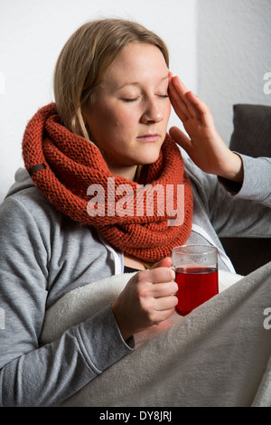 Jeune femme a un rhume, de boire un thé chaud Banque D'Images