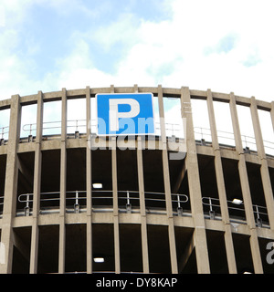 À plusieurs étages circulaire parking en béton, Newcastle upon Tyne, England, UK Banque D'Images