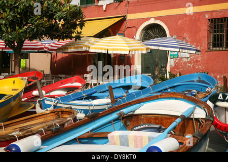 Bateaux amarrés près de restaurant dans le vieux village de pêcheurs Vernazza, Cinque Terre, Italie Banque D'Images