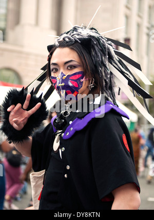 Asian Woman in fin de l'adolescence ou au début de la vingtaine portant un costume de fantaisie butterfly / masque à l'environnement. Banque D'Images