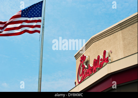 Chick-fil-a, Chick Fil un restaurant sign avec le drapeau américain Banque D'Images