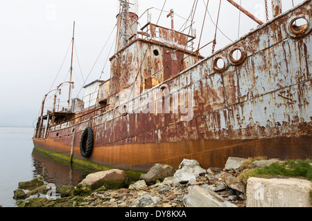 Un bateau baleinière abandonnée avec un harpon sur sa proue à l'ancienne station baleinière à Grytviken en Géorgie du Sud. Banque D'Images