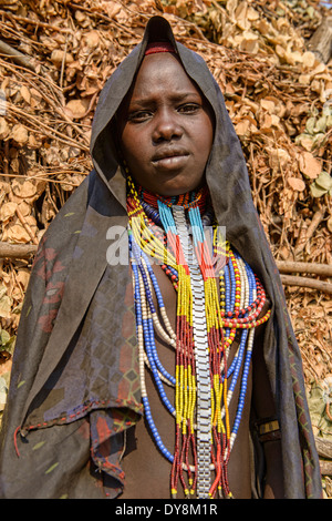 Fille de la tribu arbore dans la basse vallée de l'Omo d'Ethiopie Banque D'Images