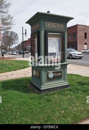 Le centre-ville de Lexington, Caroline du kiosque avec cartes tout au long de N Main St. Banque D'Images