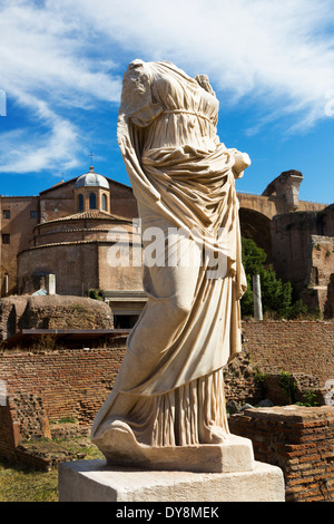 Sculpture sans tête sur le Forum Romain Rome, Italie Banque D'Images