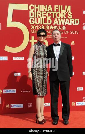 Beijing, Chine. 10 avr, 2014. Directeur Feng Xiaogang et son épouse Xu Fan, une actrice, prendre part à la conférence annuelle 2013 de l'éloge de la China Film Directors Guild à Beijing, capitale de Chine, le 9 avril 2014. © Xinhua/Alamy Live News Banque D'Images