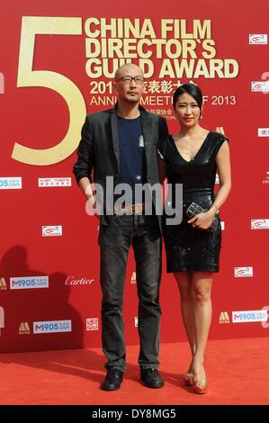 Beijing, Chine. 10 avr, 2014. Guan Hu directeur et son épouse Liang Jing, une actrice, prendre part à la conférence annuelle 2013 de l'éloge de la China Film Directors Guild à Beijing, capitale de Chine, le 9 avril 2014. © Xinhua/Alamy Live News Banque D'Images
