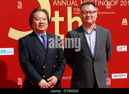 Beijing, Chine. 10 avr, 2014. Teng Wenji (L) et Teng Huatao prendre part à la conférence annuelle 2013 de l'éloge de la China Film Directors Guild à Beijing, capitale de Chine, le 9 avril 2014. © Xinhua/Alamy Live News Banque D'Images