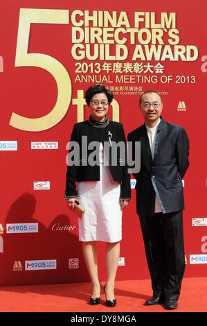 Beijing, Chine. 10 avr, 2014. Directeur Li Shaohong (L) et Liu Yiwei prendre part à la conférence annuelle 2013 de l'éloge de la China Film Directors Guild à Beijing, capitale de Chine, le 9 avril 2014. © Xinhua/Alamy Live News Banque D'Images