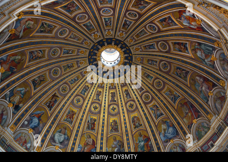 La peinture de l'intérieur ornementé dôme de la Basilique St Pierre au Vatican, Rome, Italie Banque D'Images