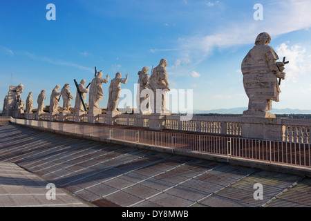 Colonnade du Bernin de statues au sommet de la Basilique Saint Pierre au Vatica, Rome, Italie Banque D'Images