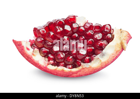 Coupe de fruits juteux grenade isolé sur fond blanc Banque D'Images